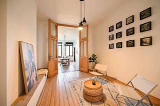 Bekijk dit appartement uitgebreid op www.koosi.beDit prachtige appartement is gelegen op de 4de verdieping van een mooi gebouw met 5 appartementen in de Volkstraat op het populaire Antwerpse Zuid.Door de ligging op de 4de verdieping en de hoge ramen krijg je ontzettend veel lichtinval, wat een zeer ruimtelijk gevoel geeft in dit mooie appartement.Dit uitzonderlijke appartement is vrij bij akte en net volledig opnieuw geverfd.Via de trap komen we op de 4de verdieping waar in de hal ook ruimte hebben om materiaal en kledij op te bergen in de ingemaakte kasten.Als we vervolgens het appartement betreden merken we direct op dat dit appartement met veel stijl gerenoveerd is.De mooie originele houten vloer en de mooie hoge deuren werden met veel zorg gerestaureerd waardoor dit mooie appartement veel charme uitstraalt.Vooraan vinden we de eetplaats met daarnaast de volledig geïnstalleerde keuken.Centraal in het appartement is een ruimte gelegen die meestal wordt gebruikt als salon maar ook anders kan ingericht worden.Via een korte gang komen we in de zeer ruime slaapkamer achteraan in het appartement.Deze slaapkamer is voorzien van een grote ingebouwde kleerkast met bovenaan nog extra kasten om andere zaken op te bergen.Vanuit de slaapkamer hebben we toegang tot de grote badkamer. In deze badkamer vinden we een bad met regendouche en een lavabo.Centraal in het appartement, naast de gang naar de slaapkamer, vinden we een ruimte met een grote bergkast waar ook het toilet geplaatst is.Het appartement is zeer centraal gelegen, alles wat je dagdagelijks nodig hebt is op wandelafstand terug te vinden.