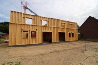 => Ligging<br />De Weverstraat in Oudsbergen biedt een rustige en groene woonomgeving, ideaal voor wie comfortabel wil wonen met ruimte en privacy. Deze locatie combineert het landelijke karakter van Oudsbergen met een vlotte bereikbaarheid naar omliggende gemeenten.<br />Voorzieningen zoals winkels, scholen en diensten zijn vlot bereikbaar. <br /><br />=> Afwerking<br />De woningen worden volledig afgewerkt aangeboden.<br />Hierbij is een ruim afwerkingsbudget inbegrepen voor keuken, sanitair, vloeren en binnendeuren.<br /><br />Daarnaast zijn extra afwerkingen optioneel mogelijk tegen meerprijs. <br /><br />=> Indeling (woning 2)<br />-- Gelijkvloers:<br />- Inkomhal met apart gastentoilet<br />- Leefruimte met open keuken <br />- Berging<br />- Bureau<br /><br />-- Eerste verdieping:<br />- Overloop<br />- Apart toilet<br />- Ouderlijke slaapkamer <br />- Badkamer<br />- Twee kinderkamers<br />- Berging<br /><br />-- Tweede verdieping <br />- Verdere afwerking mogelijk mits meerprijs<br /><br />=> Tuin<br />- Er is geen tuin- of terrasaanleg inbegrepen<br />- De aannemer voorziet enkel steenpuin ter hoogte van het terras en de achtertuin