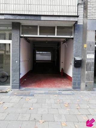 Deze garage is gelegen in de Osystraat, vlakbij de Franklin Rooseveltplaats. De indeling is als volgt: doorgang met splitlevel van telkens +/- 45m². Door middel van een automatische hefbrug kan u ofwel naar beneden of naar boven gaan. Maandelijkse kosten: +/-40€ afhankelijk van de activiteit.