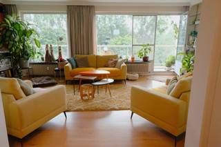 TE KOOP: Sfeervol, ruim en licht 2-slaapkamerappartement op de 5e (bovenste) verdieping met uitzicht op groen voor- en achteraan.
Je stapt binnen in de ruime inkomhal met ingemaakte kast. Door de opengewerkte toegangen tot de naastgelegen ruimtes maakt deze integraal deel uit van de woning.
Rechts ligt het royale salon met grote raampartijen, gezellige sierschouw en boekenrekken en een zuidgericht balkon met recente, elektrisch bediende luifels en uitzicht op de boomkruinen van de binnentuin.
Links ligt de keuken, voorzien van kasten en een elektrisch fornuis en dampkap. Deze behoeft een opfrisbeurt maar is wel onmiddellijk bruikbaar. Het naastgelegen berghok kan, net als de aanpalende eetkamer, eventueel mee geïntegreerd worden in de (eet)keuken.
Via de nachthal met ingemaakte kast bereik je de slaapkamers. De voorste geeft uit op het balkon, de achterste heeft zicht op het weelderige groen van Fort 5.
Tussen beide kamers vind je het toilet en de kleine maar gerieflijke badkamer met wastafel, douche en aansluiting voor een wasmachine.
Op het gelijkvloers is er nog een kelder en een ruime garage met water en elektriciteit voorziening.
Bijkomende troeven:
de verwarmingsketel van het gebouw zit pal boven het appartement en geeft gratis extra warmte in de winter.
Ondanks EPC D ’s winters nooit koud en ‘s zomers aangenaam fris.
In de ruimte boven het appartement kunnen bewoners hun was drogen.
Rust en de onmiddellijke nabijheid van groen. De achteringang ligt op het einde van een doodlopende straat, dus geen doorgaand verkeer en veel parkeerplaats. Je loop rechtstreeks Fort 5 in of wandelt naar Hof Ter Linden.
Supermarkt/bakker/slager/krantenwinkel/diverse scholen op wandelafstand.
Centrum Edegem op 10 minuten fietsen.
Vraagprijs: vanaf 265.000 €
EPC: D
Asbestattest en attest elektrische keuring aanwezig.
Bouwjaar 1967