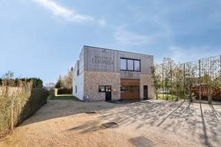 Een eigendom met mogelijkheden, rustig gelegen in het groene Laarne. Deze site combineert een bedrijfsgebouw, momenteel ingericht...