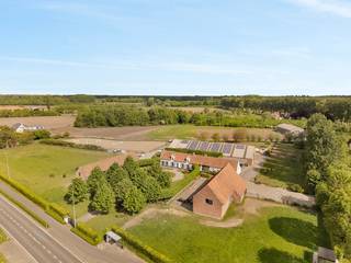 Uitzonderlijke hoeve met binnenpiste en paardenstallen op 1,88 hectareDeze prachtige hoeve beschikt over elementen die teruggaan tot de jaren 1600...