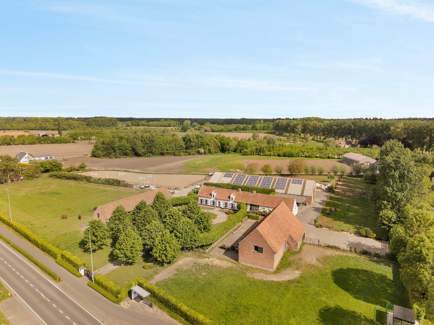 Uitzonderlijke hoeve met binnenpiste en paardenstallen op 1,88 hectare - foto 2