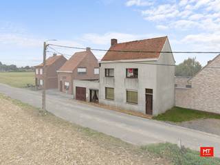 Op een afgelegen locatie te Geluwe maar toch vlakbij A19 Ieper-Kortrijk en verschillende winkels treffen we deze te renoveren woning. In...