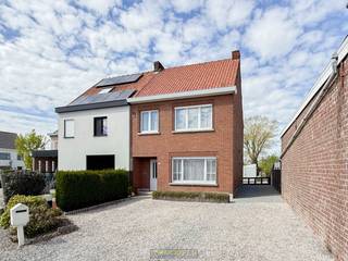 <br /><br />Charmante halfopen bebouwing <strong>MET TUIN EN BOOMGAARD</strong> nabij de <strong>REYTMEERSEN</strong>, ideaal voor wie <strong>RUSTIG</strong> wil wonen met <strong>ALLE VOORZIENINGEN BINNEN HANDBEREIK.</strong> Mits enkele <strong>MODERNISERINGEN</strong> kan dit pand uitgroeien tot een hedendaagse en comfortabele gezinswoning. Deze solide woning biedt een lichtrijke woonkamer, keuken met eethoek, badkamer en toilet. Aangevuld met twee volwaardige slaapkamers en extra ruimte die perfect dienst kan doen als bureel of dressing, De <strong>ZOLDERVERDIEPING (40M²)</strong> biedt bovendien interessante uitbreidingsmogelijkheden voor het creëren van twee extra slaapkamers. Buiten geniet u van een buitenberging, <strong>GARAGE</strong> en een <strong>DIEPLOPENDE TUIN</strong> met achteraan een <strong>KLEINE BOOMGAARD</strong>. De ligging zorgt voor een <strong>VLOTTE VERBINDING</strong> naar het <strong>CENTRUM VAN OUDENAARDE</strong>, de omliggende gemeenten <strong>KRUISEM EN ZWALM,</strong> op fiets-en wandelafstand van de <strong>SCHELDE</strong> en het <strong>NATUURGEBIED REYTMEERSEN</strong>.<br /><br />Adres: Reytstraat 225 te Oudenaarde<br /><br />Renovatieplicht van toepassing; P-score: A, G-score: A