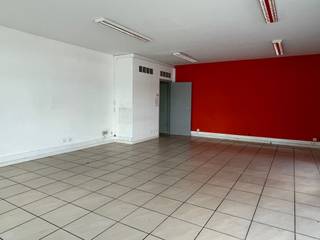 <strong>Willebroek: Handelsruimte met topzichtbaarheid te huur</strong><br /><br />Op zoek naar een handelsruimte op een centrale locatie in Willebroek?<strong> </strong>Deze commerciële ruimte biedt een uitstekende basis voor uiteenlopende activiteiten. Dankzij het brede vitrineraam beschikt het pand over een goede zichtbaarheid, wat extra aandacht trekt van voorbijgangers en potentiële klanten.
<p>Het pand zelf is eenvoudig ingericht en kan met wat aanpassingen volledig naar eigen smaak en behoeften worden ingericht. De ligging in het centrum zorgt bovendien voor een vlotte bereikbaarheid, zowel met de wagen als met de fiets.</p>
<strong>Indeling:</strong><br /><br />Gelijkvloers: handelsruimte - toilet - keuken - berging/technische ruimte - buitenruimte<br /><br /><strong>Ligging:</strong><br /><br />Deze polyvalente ruimte is ideaal gelegen in het centrum van Willebroek. De invalswegen richting Brussel en Antwerpen zijn op slechts enkele minuten rijden.