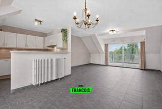 Ontdek dit instapklare dakappartement te koop in het centrum, waar ruimte, licht en comfort perfect samenkomen. Met een bewoonbare oppervlakte van maar liefst 134 m² geniet u hier van een aangename woonomgeving op een centrale ligging, vlakbij winkels, horeca en dagelijkse voorzieningen.<br /><br />De inkomhal geeft toegang tot een lichtrijke leefruimte met open keuken, drie slaapkamers, een badkamer, een praktische berging en een apart toilet. Via een plooitrap bereik je de zolder, ideaal als extra opslagruimte.<br /><br />Verder beschikt het appartement over een ruime kelderberging en een eigen carport — een absolute troef in het stadscentrum!<br /><br />Het dakappartement werd gebouwd in 2003 en bevindt zich in een verzorgde staat. Dit appartement is dus volledig instapklaar! Extra bergruimte vindt u terug in de zolder en de praktische kelderberging. Bovendien beschikt u over een eigen carport, wat een absolute meerwaarde vormt in het centrum.<br /><br />Bent u op zoek naar een ruim appartement te koop met topligging in het centrum? Neem vandaag nog contact op met Immo Francois voor meer informatie of vraag uw bezoek aan. Immo Francois is actief in Poperinge, Vleteren, Heuvelland en Mesen en begeleidt u graag bij de zoektocht naar uw nieuwe thuis.<br /><br />Denk je eraan om je woning in Poperinge te verkopen? Neem vrijblijvend contact op met Aline van Immo Francois in Poperinge voor een gratis schatting via aline@immofrancois.be.<br /><br />
