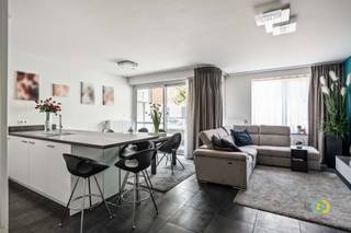 <p><span>Ontdek dit gelijkvloers appartement gelegen in een rustige woonomgeving in Vilvoorde, met vlotte verbindingen naar de Brusselse Ring en in de nabijheid van winkels, openbaar vervoer en andere voorzieningen. Het gebouw dateert van 2016 en voldoet aan alle hedendaagse comfort- en energienormen. Zo beschikt de privatieve autostaanplaats over een laadpaal en geniet het appartement van een gunstig EPC-label B. Via de inkomhal, met ruimte voor een vestiaire, heeft u toegang tot zowel het leef- als slaapgedeelte. De lichtrijke leefruimte werd praktisch ingericht en vormt één mooi geheel met de volledig uitgeruste open keuken. Aansluitend bevindt zich een handige berging die zorgt voor extra opbergruimte. Vanuit de leefruimte heeft u rechtstreeks toegang tot het aangename terras, waar u in alle rust kan genieten van de buitenlucht. Verder beschikt het appartement over een volwaardige slaapkamer, een badkamer en een apart toilet, wat bijdraagt aan een optimaal dagelijks comfort. Bij het appartement horen bovendien een privatieve kelderberging en een autostaanplaats met laadpaal, inbegrepen in de verkoop. Dankzij de volledig gelijkvloerse toegang en het ontbreken van trappen is dit appartement bijzonder geschikt voor wie comfort, toegankelijkheid en gebruiksgemak belangrijk vindt. Een uitstekende opportuniteit voor starters, alleenstaanden, senioren of investeerders die op zoek zijn naar een recent, energiezuinig appartement op een gunstige locatie.<br /><br /></span></p><p><span> </span></p>