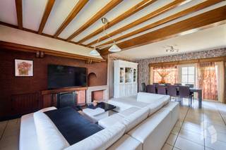 Ruime karakervolle woning met 5 slaapkamers op een mooi perceel van 837 m²<br /><br />Deze stijlvolle woning is zeer lichtrijk en straalt volop karakter uit door de mooie authentieke materialen die er zijn. <br />Gunstige ligging vlakbij het centrum en de invalswegen.<br />De grote inpandige garage zou eventueel kunnen omgebouwd worden naar een praktijkruimte of gelijkvloerse slaapkamer.<br />De zonnige ZW-tuin biedt volop privacy en heeft als extra troef dat er achteraan een toegang is via de Beukenhoflaan. Bovendien heb je zicht op het mooie bos aan de achterkant.<br /><br /><strong>INDELING:</strong><br /><strong>Gelijkvloers:</strong> Inkomhal met vestiaire en toilet, leefruimte met haard, keuken met eethoek, dubbele garage en ruime kelder.<br /><strong>Verdieping:</strong> Overloop , toilet, badkamer en 4 tot 5 slaapkamers, ruime zolder bereikbaar via luik.<br /><br /><strong>BIJZONDERHEDEN:</strong><br />- GEEN renovatieplicht;<br />- elektra conform;<br />- spouwmuurisolatie 2020;<br />- nieuwe boiler 2019.