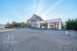 <u><strong>HIGHLIGHTS</strong></u><br />+ Veelzijdig potentieel<br />+ Ideale ligging, ruime parkeergelegenheid<br /><br />Ben je op zoek naar een woning met mogelijkheid tot handelsruimte op een gunstige locatie? Dan is deze voormalige warme bakkerij met woonst mogelijk iets voor jou! Gelegen in een residentiële buurt van Koersel, geniet je van een zeer goede bereikbaarheid met veel passage, zichtbaarheid en ruime parking voor de deur.<br /><br />De woning beschikt o.m. over een ruime living met open keuken, 3 slaapkamers, badkamer, bureel, ingerichte zolder bereikbaar via vaste trap en kelder. In de royale tuin bevinden zich nog een dubbele vrijstaande garage, overdekt zwembad, carport voor mobilhome en overdekt terras. <br />Aanpalend aan de woning treffen we de bakkerij aan met winkel en ateliers. Dankzij de grote sectionaalpoort is het vlot laden en lossen.<br /><br /><u><strong>DIVERSE COMMERCIËLE MOGELIJKHEDEN</strong></u><br />Ook voor mensen die zoeken naar een ruimte voor een praktijk, kantoor of andere bestemmingen kan dit polyvalente gebouw - mits de juiste vergunningen - zeker een perfecte oplossing bieden. Met andere woorden: een opportuniteit voor de gedreven en ambitieuze ondernemer!<br /><br /><u><strong>OVERNAME HANDELSFONDS MOGELIJK</strong></u><br />Daarnaast kan ook het handelsfonds, bestaande uit investeringen bakkerij, winkelinrichting, materieel en uitrusting worden overgenomen. De winkelinrichting is up-to-date waardoor er de eerstkomende tijd nagenoeg niet geïnvesteerd dient te worden in vernieuwing. Alle apparatuur is in prima staat. Gedetailleerde informatie en foto's beschikbaar op kantoor. <br /><br /><u><strong>VERNIEUWINGEN</strong></u><br />- Uitgebreide zonnepaneleninstallatie met groenestroomcertificaten<br />- Volledig nieuwe winkelinrichting<br />- Lucht/lucht airco's<br /><br /><u><strong>ROYAAL GEHEEL MET ENORM VEEL POTENTIEEL</strong></u><br />De 3 huidige percelen worden als geheel aangeboden, zijnde een polyvalent handelshuis met riante tuin.<br />De tuinzijde is echter ook verkavelbaar naar 2 bouwgronden voor 2 halfopen bebouwingen of 1 bouwgrond voor 1 open bebouwing. Het visiekader van de stad Beringen is van toepassing (zie documenten).<br />Voor meer specifieke informatie kan rechtstreeks contact worden opgenomen met de Dienst Omgeving van de stad Beringen.<br /><br /><u><strong>CONTACT</strong></u><br />Zie jij ook al het potentieel van dit polyvalent handelshuis?<br />Contacteer mij voor meer info of voor een vrijblijvende afspraak via 011/49.75.90<br /><br />Dit pand kan onderhevig zijn aan de renovatieverplichting die door de Vlaamse overheid wordt opgelegd voor niet-residentiële gebouwen. Consulteer voor meer informatie de website van het Vlaams Energie- en Klimaatagentschap via https://www.energiesparen.be/nr/renovatieverplichting.<br /><br /><em>De vermelde oppervlaktes zijn slechts indicatief. Katrien Wouters - creating IMMOtions kan niet verantwoordelijk gesteld worden voor de juistheid van de aan haar verstrekte gegevens. </em><br />