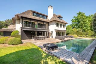 Schitterende luxueuze villa op wandelafstand van de winkels, het strand, de Royal Zoute Golf en het Dominicanenkerkje. Indeling: inkomhal...