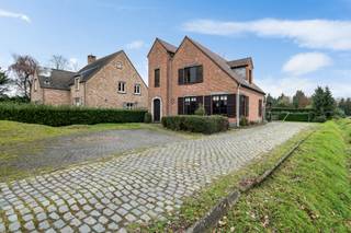 Vrijstaande en riante gezinswoning op een perceel van 846m², rustig en centraal gelegen met in de nabijheid alle nodige voorzieningen...