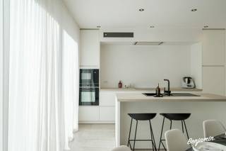 - Instapklaar, ruim appartement (>100 m²) op het gelijkvloers- Ideale ligging in het centrum van Dadizele: Kleppestraat 47- Open keuken met...