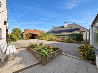 <br /><strong>TE MODERNISEREN WONING</strong> met APARTE WERKPLAATS (60M²) met SMEERPUT, diverse stallingen en een <strong>DIEPLOPENDE TUIN VAN MAAR LIEFST 1.580 M²</strong>, gelegen in het landelijke Opbrakel met <strong>PRACHTIGE VERGEZICHTEN</strong> over de glooiende omgeving. Deze eigendom biedt tal van mogelijkheden voor <strong>HANDIGE KLUSSERS, AUTOLIEFHEBBERS OF KLEINE ZELFSTANDIGEN</strong> die wonen en werken willen combineren. De woning beschikt over een woonkamer, afzonderlijk salon, keuken, uitgeruste badkamer en <strong>DRIE SLAAPKAMERS</strong>. Verder zijn er een praktische kelder, veranda met zicht op de tuin en uitbreidingsmogelijkheden in de in te richten zolderruimtes. Een absolute troef is de <strong>APARTE WERKPLAATS VAN CA. 60 M²</strong>, voorzien van een <strong>SMEERPUT</strong>, ideaal voor wie graag aan wagens sleutelt of extra werkruimte zoekt. De verschillende stallingen bieden <strong>BIJKOMENDE OPSLAGMOGELIJKHEDEN</strong>. De uitgestrekte tuin vormt bovendien een heerlijke plek voor tuinliefhebbers of het <strong>HOUDEN VAN KLEINVEE</strong>. Dankzij de rustige, landelijke ligging geniet u hier volop van <strong>RUIMTE, PRIVACY EN WEIDSE UITZICHTEN</strong>.<br /><br />Adres: Leinstraat 74 te Brakel<br /><br />Renovatieplicht van toepassing - EPC-label F; P-score: A, G-score: A; Bestuursmaatregelen in maatregelenregister: neen; Vrij bij akte.