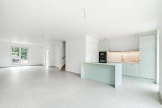 <p>Energieneutrale (E-peil = - 10! = A+ Label) nieuwbouwwoning op een perceel van 172 m².<br />Deze ruime gezinswoning op lot 6 beschikt over een ruime woonkamer met ingerichte eilandkeuken en zicht op de tuin.<br />Op de 1ste verdieping zijn 3 volwaardige slpks met ruime badkamer met bad én douche, apart toilet en berging. Vaste trap naar een grote zolderkamer welke kan ingericht worden naar een 4de of zelfs 5de slpk.<br />De chape en veluxen zijn reeds mee voorzien in de prijs.<br />Het terras en de groene omheining met handig tuinpoortje met uitweg zijn inbegrepen.<br /><br />Op wandelafstand is een overdekte staanplaats voorzien welke mee dient aangekocht te worden.<br />De interieurafwerking van je huis gebeurt volledig volgens je persoonlijke wensen.<br />Bespaar fors op je energiefactuur, dankzij het doorgedreven isolatiepakket, warmtepomp met vloerverwarming (+ koeling), ventilatiesysteem D en uitgebreid pakket zonnepanelen. Samen met de regenwaterput van 10.000L voldoet deze woning dus aan alle normen voor de toekomst! <br /><br />De prijs is excl. btw en kosten. 6% BTW mogelijk, ook voor investeerders bij 15 jarige verhuur! Bij Durabrik ben je zeker van een vaste prijs.<br />Download de brochure op https://www.durabrik.be/nl/nieuwbouwprojecten/boortmeerbeek-wespelaarsebaan <br /><br />Heb je vragen? Contacteer ons dan via 09/280 60 60 of via info@durabrik.be</p>