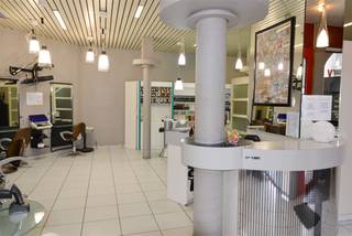 GOED GELEGEN HANDELSPAND - DIVERSE DOELEINDEN. Nu ingericht als kapsalon. Ingerichte handelsruimte. naastgelegen bureel. Apart toilet. Grote...