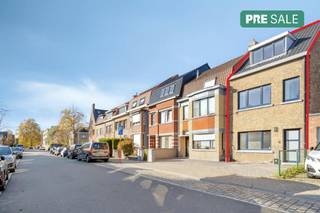 Charming terraced house for sale in the popular Kristus-Koning district, within walking distance of the historic center and the station. Located near Karel De Stoutelaan and Maria Van Bourgondiëlaan. An ideal starter home or an interesting investment opportunity.The house is located in a quiet street near the Stil Ende and Visart Park, with shops, schools and public transport within walking distance.Layout (116 m²): Ground floor- entrance hall- living room- dining room- kitchen- bathroom- garden First floor- night hall- bedroom- bathroomSecond floor- 2 bedroomsThe property is offered through the Pre-sale formula. Between 22/11/2025 00:00 and 20/12/2025 00:00, you can come visit the property by appointment and make an offer. The listed price is a starting price. For further information, please contact the property agent.