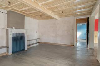 Op zoek naar een karaktervolle woning met heel wat mogelijkheden, pal in het centrum van Ledegem? Deze gezellige woning bevindt zich op een bijzonder centrale ligging, op wandelafstand van de bakker, slager, school, post en tal van andere dagelijkse voorzieningen.<br /><br />De woning is perfect bewoonbaar, maar kan hier en daar een opfrissing gebruiken. Dankzij de aanwezige renders van de benedenverdieping krijg je alvast een concreet beeld van hoe je met een beperkt budget een frisse en hedendaagse uitstraling kunt creëren. Boven zijn de slaapkamers volledig instapklaar.<br /><br />Een ideale woning voor wie graag zelf wat charme en persoonlijkheid toevoegt, zonder grote onderhoudswerken of een volledige verbouwing aan te vatten.<br /><br />Indeling<br />Op het gelijkvloers vinden we een gezellige woonkamer met aansluitende eetkamer en voorkamer, een keuken en een badkamer met ligbad en toilet.<br /><br />De eerste verdieping beschikt over twee slaapkamers. Eén van de slaapkamers is bijzonder ruim en biedt voldoende plaats voor een comfortabel tweepersoonsbed en extra kastruimte.<br /><br />Technisch<br />- Asbestveilige woning<br />- EPC: label E – renovatieplicht van toepassing<br />- Elektriciteit reeds grondig aangepakt (nieuwe elektriciteitskast)<br />- Verwarming per gas<br />- Warm water via elektrische boiler (enkele jaren geleden vernieuwd)<br /><br />Troeven<br />- Karaktervolle en gezellige woning<br />- Gelegen in het centrum van Ledegem<br />- Alles op wandelafstand: bakker, slager, school, post, winkels en voorzieningen<br />- Twee slaapkamers<br />- Ruime hoofdslaapkamer<br />- Met een beperkt budget kan de woning een mooie hedendaagse uitstraling krijgen<br /><br />*deze advertentie bevat inspirerende renders.<br /><br />Benieuwd naar de mogelijkheden van deze charmante woning? Kom zelf de sfeer, ligging en mogelijkheden ontdekken tijdens het bezoekmoment.<br /><br />Plan vandaag nog uw bezoek en laat u verrassen door de mogelijkheden van deze gezellige woning in hartje Ledegem!