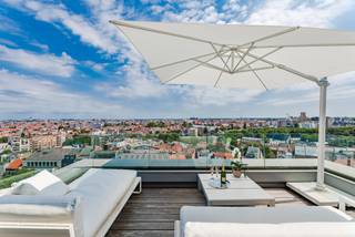 Ideaal gelegen aan de Louizalaan, tussen de Koningstuin en de Ter Kamerenabdij, biedt dit schitterende penthouse met drie verdiepingen een...