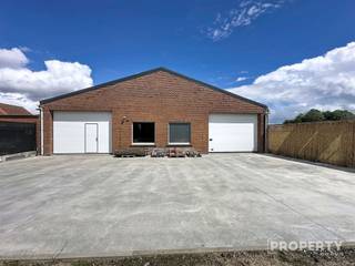 <p><span>Te koop Instapklare woning met loods.</span></p><p><span>Onder het motto meer dan een huis, een slimme investering bieden wij u deze unieke eigendom aan een ideale opportuniteit voor wie zoekt naar een combinatie van wonen, werken en rendement.</span></p><p><span>Deze eigendom omvat:</span></p><p><span>De woning</span></p><p><span>·3 volwaardige slaapkamers</span></p><p><span>·Moderne badkamer met ligbad/douche en een wastafel</span></p><p><span>·Aangename leefruimte met veel lichtinval en tuin zicht</span></p><p><span>·Aparte inkomhal</span></p><p><span>·Garage met keuken en directe toegang tot de tuin</span></p><p><span>·Ruime zolderverdieping met mogelijkheid tot extra slaapkamers</span></p><p><span>·Kelder</span></p><p><span> </span></p><p><span>De loods</span></p><p><span>·378 m² aan ruimte met een extra verdiep van ca. 100 m²</span></p><p><span>·Aansluiting op drijfkracht</span></p><p><span>·Nieuwe ramen rondom voor optimale lichtinval</span></p><p><span>·Volledig vernieuwde elektriciteit</span></p><p><span>·Nieuwe Icopal dakplaten voor duurzame bescherming</span></p><p><span> </span></p><p><span>Samengevat:</span></p><p><span> </span></p><p><span>·Woning met 3 slaapkamers, garage, zolder en tuin</span></p><p><span>·Grote loods van 378 m² met verdiep en moderne voorzieningen</span></p><p><span>·Ideaal voor investeerders of wie wil combineren wonen en werken</span></p><p><span>·Gelegen in een rustige, goed bereikbare buurt</span></p><p><span> </span></p><p><span>Een uitzonderlijke kans voor wie zoekt naar ruimte. Interesse? Neem snel contact op voor een bezichtiging via 056 96 08 00 of mail naar info@property-vastgoed.be</span></p><p><span> </span></p><p><span> </span></p><p><span> </span></p><p><span> </span></p><p><span> </span></p>