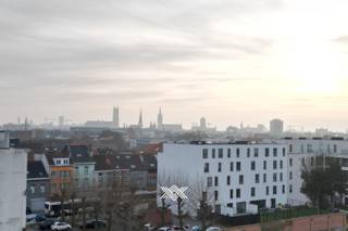 Deze riante penthouse van 188 m² beschikt over een lichtrijke leefruimte met toegang tot het zonneterras van 35 m² met een uitzonderlijk uitzicht op de Gentse Skyline en de nieuwe parktuin. De leefruimte is voorzien van een open keuken met kookeiland, 2 praktische bergingen en een bureauruimte.<br />Via de nachthal heeft u toegang tot de wasplaats, het gastentoilet en een badkamer voorzien van een inloopdouche en lavabo. Verder beschikt deze uitzonderlijke penthouse over 3 ruime slaapkamers, waarvan de master bedroom beschikt over een en-suite badkamer voorzien van een ligbad, dubbele lavabo en toilet.<br /><br />Dankzij de nieuwe Verapazbrug werd de stadsring R40 verlegd via de Afrikalaan. Dok Noord kreeg hierdoor een autoluwe kade met éénrichtingsverkeer, een tram en heel veel bijkomend groen. <br /><br />O'Vert krijgt een aansluiting op het Gentse warmtenet, fotovoltaïsche panelen en geavanceerde ventilatiesystemen. Ondergrondse parkeervoorzieningen bieden een droge en veilige toegang tot uw nieuwe thuis temidden het groen. De combinatie van een topligging, hoogwaardige architectuur en duurzame technieken maakt O'Vert bijzonder aantrekkelijk voor zowel eigenaars-bewoners als investeerders.<br /><br />Verlaagd BTW-tarief van 6% mogelijk op de volledige constructiewaarde.<br /><br />Het volledige aanbod van O'Vert vind je enkel bij Landbergh in het kantoor in Gent, steeds welkom voor een persoonlijke, vrijblijvende afspraak.