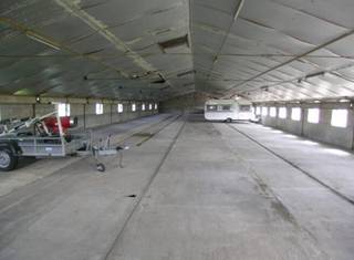 Opslagplaats (630 m² - 45m x 13m), landelijk en centraal gelegen tussen E40 en E403.Afwerking: betonnen vloer, toegangspoort (B:3,7m / H:2.6m),...