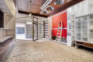 <p>In het hart van Aarschot staat dit unieke handelspand met woning, een pand boordevol mogelijkheden voor wie op zoek is naar een renovatieproject met karakter. Het gebouw, daterend uit 1920, beschikt over een totale oppervlakte van 252 m² en combineert een handelsruimte met een verrassend ruime woning achteraan en erboven.</p>
<p>De woning strekt zich uit over verschillende verdiepingen en telt in totaal vijf slaapkamers. Op de eerste verdieping bevinden zich drie kamers en een groot terras, terwijl de tweede verdieping nog eens twee royale kamers biedt. De dakverdieping kan naar wens verder ingericht worden. Dankzij de aparte ingang via de Bogaardenlaan, met toegang tot de garage, is het pand zowel praktisch als veelzijdig in gebruik.</p>
Dit eigendom vraagt om een <strong>grondige totaalrenovatie</strong>, maar biedt daardoor meteen ook de kans om het volledig naar eigen smaak en noden af te werken. Met zijn uitstekende ligging in het bruisende centrum van Aarschot is dit de perfecte opportuniteit voor wie wonen en werken wil combineren, of voor investeerders die potentieel zien in een multifunctioneel pand op een toplocatie.<br /><br />Wil je meer informatie of wens je een bezoek, contacteer Sven op het nummer 0486/400905 of sven@immogve.be