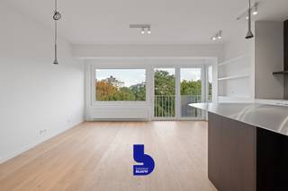 In dit appartement op het Prinses Clementinaplein waan je je even zelf een royalty.Dit recent gerenoveerd appartement biedt een prachtig zicht op het...