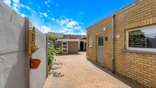 Zeer verzorgde woning met 3 slaapkamers, een zonnige stadstuin en een gesloten garagebox, rustig gelegen vlak aan het Sint-Donaaspark te Zeebrugge. Deze instapklare woning heeft een energielabel C dus geen zorgen op gebied van energie en verwarming. Er is overal dubbel glas en de woning wordt verwarmd op aardgas via een condenserende gasketel. Stevige structuur met betonnen gewelven.<br /><br />Aangename locatie omringd door winkels, scholen en openbaar vervoer.<br />Iets verder in straat een mooi vernieuwd park met talloze speelgelegenheden voor kinderen. <br /> <br />Indeling: <br />Inkomhal met apart toilet, een grote woonkamer met veel licht, een mooie en volledig uitgeruste keuken met toegang naar de achterliggende tuin. Verder nog een ruime wasplaats beneden.<br />Deze verzorgde buitenruimte is volledig zuidgericht en heeft rechtstreekse toegang naar de achterliggende garagebox. Een uitzonderlijk comfort en een enorme meerwaarde voor de woning.<br /><br />Op de eerste verdieping zijn er 3 slaapkamers en een badkamer met douche en extra toilet.<br />Grote zolderverdieping met talloze mogelijkheden (extra kamer, bijkomende opslag, …).<br /><br />Een mooi aanbod in het dorp van Zeebrugge.<br /> <br />Bezoeken of meer informatie? <br />Contacteer Willem Cauwels op tel. 050/89.27.70.