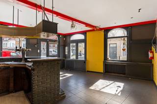 <p>Situé sur la place Sint-Franciscusplein à Merksem, où se tient depuis de nombreuses années un marché hebdomadaire animé, ce bien commercial bénéficie d’un emplacement de choix. Grâce à son passage fréquent, sa proximité avec la Bredabaan, des parcs verdoyants et des grands axes routiers, cet emplacement constitue un cadre idéal pour votre projet professionnel.</p>
<p>Souhaitez-vous redonner vie au café « De Lobby », ou préférez-vous développer un tout autre concept, comme une brasserie, une sandwicherie, un espace événementiel ou un salon de coiffure ? Avec une superficie généreuse de 238 m² et une disposition polyvalente, ce bien offre de nombreuses possibilités.</p>
<p>L’espace commercial de 48 m² conserve encore une atmosphère authentique de café, avec un comptoir en briques comme élément central. Le rez-de-chaussée est également équipé de toilettes séparées pour dames et messieurs. Au premier étage, vous accédez à la partie habitation, comprenant un séjour lumineux avec cuisine ouverte. Cet étage dispose également d’une chambre (12 m²) et d’une salle de bains. Enfin, le dernier étage offre quatre chambres mansardées spacieuses, apportant un potentiel supplémentaire.</p>
<p>En résumé, avec les travaux de rénovation nécessaires et une bonne vision, ce bien peut être transformé en une activité commerciale moderne et prospère. Saisirez-vous cette opportunité ?</p>
<p>Données techniques : Présence d’une cave. Chauffage central au gaz avec chaudière à condensation. Double vitrage en PVC et simple vitrage en bois.</p>
<p>Renseignements urbanistiques et certificat de sol en cours de demande. Bien déclaré sûr en matière d’amiante (mais possiblement non exempt d’amiante). Le bien n’est pas situé dans une zone à risque d’inondation (score P et G : B). Aucune obligation de rénovation.</p>