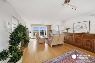 Dit ruime duplexappartement van 124 m² is rustig gelegen in het centrum van Eernegem.<br />Het appartement bevindt zich op de tweede verdieping en is vlot bereikbaar met de lift.<br />De lichtrijke leefruimte beschikt over een gezellige gashaard, parketvloer, bureauhoek en een schuifraam naar het terras.<br />Zowel vooraan als achteraan geniet u van een aangenaam terras, samen goed voor 16 m² buitenruimte.<br />De keuken is volledig ingericht en voorzien van onder meer een koelkast, oven, dampkap, keramische kookplaat en vaatwasser.<br />Op de duplexverdieping bevinden zich twee slaapkamers, waarvan één met dressing, een ruime nachthal met ingebouwde bibliotheekkasten en een praktische berging.<br />De badkamer is uitgerust met een ligbad, aparte douche, dubbele opbergmogelijkheden, toilet en handdoekdroger.<br />Bovendien biedt de bovenliggende zolderverdieping extra polyvalente ruimte en tal van mogelijkheden voor hobby, bureau of berging.<br />Met een EPC-score van 198 kWh/m² per jaar behaalt de woning energielabel B en geldt er geen renovatieplicht.<br />Als extra troeven zijn er een privatieve garage met kantelpoort en twee afzonderlijke kelderbergingen inbegrepen.<br />Een uitstekend aanbod voor wie op zoek is naar een ruime en instapklare woonst met veel bergruimte en buitenruimte in het centrum van Eernegem.<br />EPC: 198 kWh/m² (Vg, Wg, Gmo, Gvkr, Gvv) Ref. OU29177