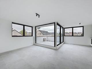 Dit ruime appartement, gelegen op een gunstige locatie nabij het centrum van Strombeek-Bever, beschikt over heel wat troeven. Het gebouw werd recent volledig en energiezuinig gerenoveerd, wat zorgt voor een hedendaags wooncomfort.Indeling:- Lichtrijke leefruimte met open keuken en toegang tot het terras- Praktische berging met warmtepomp en mogelijkheid aansluiting voor een wasmachine- Apart gastentoilet- Ruime slaapkamer- Aansluitende badkamer met douche en lavabo- Bureauruimte op het gelijkvloersDaarnaast bestaat de mogelijkheid om twee achter elkaar gelegen staanplaatsen bij te huren voor €150/maand.Het appartement bevindt zich in een kleinschalige residentie zonder gemeenschappelijke kosten en is onmiddellijk beschikbaar.Interesse in een bezoek? Registreer u via onze website of stuur een e-mail naar jens.moens@dewaele.com.