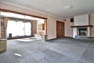 <p><span>Stevige en ruime halfopen woning in hartje Aalbeke</span></p><p><span> </span></p><p><span>Rustig gelegen vinden we deze op te frissen woning bestaande uit de inkom, ruime en lichtijke woonkamer, keuken en apart toilet. Op de eerste verdieping zijn drie ruime kamers voorzien en de badkamer. </span></p><p><span> </span></p><p><span>De zolder is bereikbaar via een trektrap en biedt een grote bergruimte, eventueel ook verder in te richten als vierde slaapkamer mits het voorzien van een vaste trap.</span></p><p><span> </span></p><p><span>De woning is volledig onderkelderd en biedt plaats aan de garage, de wasruimte en extra bergplaats.</span></p><p><span> </span></p><p><span>De woning heeft daarnaast een zonnige tuin naast de woning</span></p><p><span> </span></p><p><span>- Ruime woning met vier volwaardige verdiepingen <br />- Geen renovatie verplichting<br />- Rustig gelegen</span></p><p><span> </span></p>