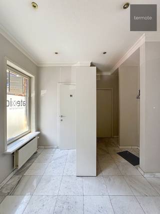 In het volle centrum, op een boogscheut van de Markt van Waregem, treffen we deze mooie commerciële ruimte.Het vroegere notariskantoor is ideaal voor...