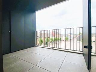 <p><span>Mooi appartement met terras te huur in het centrum van Merchtem, op wandelafstand van handelszaken , openbaar vervoer en scholen.</span></p><p><span>Dit appartement bevindt zich op de 3de verdieping en bestaat uit een ruime inkomhal met wc, open keuken (volledig ingericht)  , een ruime woon/eetkamer, 2 slaapkamers, badkamer met dubbele lavabo, bad/douche ,wc, kelder</span></p><p><span>onmiddellijk vrij. Mogelijkheid tot huren van ondergrondse staanplaats voor de wagen aan 108.90€</span></p><p><span> </span></p><p><span> </span></p><p><span> </span></p>