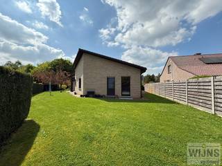 Deze vrijstaande woning heeft een ideale en rustige ligging te Schriek. Alle kamers bevinden zich op het gelijkvloers.De indeling is als volgt:...