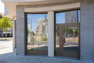 De handelsruimten van The London Residence liggen in de Cadixwijk, het kloppend hart van het Eilandje met een groen stadsplein en heraangelegde wegen. Een leefbare en <br />dynamische buurt die uitstekende troeven biedt om uw activiteiten verder uit te bouwen.<br /><br />The London Residence voorziet in een aantal fraaie, volledig naar smaak in te richten handelsruimtes die casco worden opgeleverd. De gunstige ligging zorgt voor zichtbaarheid en <br />garandeert een grote passage. De architectuur en afwerking van het gebouw geven het geheel extra uitstraling en karakter. Binnenin vormen de hoge plafonds en de mooie <br />glaspartijen de absolute blikvangers. De ruimtes zijn uitermate geschikt voor bv. speciaalzaken of boetieks, evenals voor kantoren of art galleries. Met een toplocatie en <br />de perfecte omkadering heeft dit prachtige pand alles in huis om uw onderneming te laten uitgroeien tot een bloeiende zaak.<br /><br />Verkoop onder het stelsel van registratierechten voor wat betreft het grondaandeel, BTW voor wat betreft de constructie.<br />Contacteer geheel vrijblijvend ons kantoor voor meer informatie of een bezoek ter plaatse en ontdek zo de verschillende mogelijkheden. <br /><br />Stedenbouwkundige inlichtingen: vg, gvv, wg, gvkr, gmo<br />P-score: A<br />G-score: A<br />EPB Startverklaring beschikbaar.