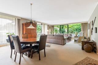 In het hart van het prestigieuze en weelderig groene Hertogenpark presenteren we een uitzonderlijke kans:Een riant appartement van maar liefst 290...