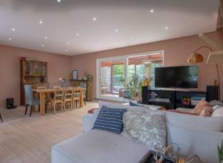 Lichtrijk en ruim penthouse met 52m² terras en garage in rustige buurtIn een verzorgd en kleinschalig gebouw met lift (6 units) bevindt zich op de...