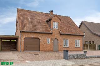 Instapklare woning met 4 slaapkamers in Oosterlo.Via de royale inkomhal betreden we de lichtrijke woonkamer. Aansluitend vindt u de volledig...