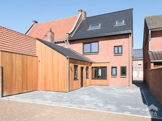 <p>Mooie gerenoveerde halfopen woning in het centrum van Bocholt, vlak bij het kanaal en alle voorzieningen.</p>
<p>Deze gerenoveerde woning uit 1949 combineert hedendaags wooncomfort met een centrale ligging in Bocholt. Dankzij het gunstige EPC-label B en de instapklare afwerking geniet je hier van een energiezuinige en comfortabele thuis. De woning ligt op korte afstand van het kanaal, gezellige eetgelegenheden, cafés en openbaar vervoer, waardoor je alles binnen handbereik hebt. Met maar liefst vier slaapkamers biedt deze woning bovendien heel wat ruimte voor gezinnen of wie extra hobby- of bureauruimte zoekt. </p>
<p>Troeven:<br />• Instapklare gerenoveerde woning met gunstig EPC-label B<br />• Elektriciteit conform het AREI<br />• Centrale ligging nabij het kanaal, horeca en openbaar vervoer<br />• Vier slaapkamers en een aangename tuin van 250 m²<br /><br />Indeling: zie bijlage</p>
<p>Neem vandaag nog contact op met je ERA-makelaar voor een bezoek.</p>
<p>JOUW DROOMHUIS. ZO GEVONDEN!</p>