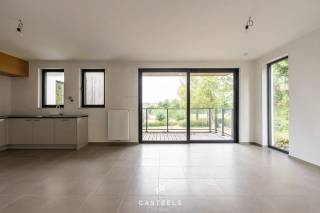Een prachtig, lichtrijk hoekappartement geschikt voor jong en oud die rustig willen wonen met een heerlijk vrij zicht op het groen!<br /><br />Duurzaam, comfortabel en energiezuinig wonen in Kluisbergen. Dit nieuwbouwappartement van ca. 71 m² (incl. terras) bevindt zich op een gunstige hoek van het gebouw op het gelijkvloers. Hierdoor geniet u van extra lichtinval en een prachtig uitzicht over de grote, groene achtertuin met speeltuin. Het appartement is reeds volledig afgewerkt, enkel de schilderwerken moeten nog worden uitgevoerd.<br /><br />De troeven van dit appartement:<br />- Unieke hoekligging &amp; vrij zicht op het groen: Dankzij de ligging op de hoek van het gebouw geniet u van extra natuurlijke lichtinval.<br />- Energiezuinig &amp; toekomstbestendig: Dankzij de recentste isolatienormen en moderne bouwtechnieken geniet u van een uiterst lage energiefactuur en een aangenaam, constant binnenklimaat.<br />- Gelijkvloers met privatief terras &amp; gezellig tuintje: U geniet van het comfort van wonen op het gelijkvloers met een eigen onderhoudsvriendelijk terras en tuintje om in alle rust buiten te zitten.<br />- Volledig afgewerkt enkel schilderen volgens eigen smaak (incl. in de prijs): Het appartement is helemaal instapklaar op de schilderwerken na. Deze zijn reeds inbegrepen in de prijs, waardoor u het kleuren- en afwerkingspalet nog volledig naar eigen wens kunt kiezen.<br /><br />71 m² aan kwalitatieve &amp; optimaal comfort: De lichtrijke leefruimte is voorzien van een prachtige, tegelvloer en loopt naadloos over in de moderne, volledig geïnstalleerde open keuken. Daarnaast beschikt het appartement over één volwaardige slaapkamer, een ruime badkamer.<br /><br />Unieke gemeenschappelijke faciliteiten: Naast uw privatieve terras heeft u direct toegang tot de grote, mooi aangelegde gemeenschappelijke tuin met een petanquebaan, een ontmoetingszaal voor bewoners en een ruime veilige fietsenberging.<br /><br />Uitstekende ligging &amp; bereikbaarheid<br />Het appartement is prachtig gelegen in het hart van de Vlaamse Ardennen, op een boogscheut van het Kluisbos en bekende wandel- en fietsroutes zoals de Oude Kwaremont.<br /><br />Ondanks de rustige en groene omgeving is de bereikbaarheid uitstekend:<br />Verbindingen: Dankzij de nabijheid van de N60, N36 en N453 bereikt u vlot omliggende steden en gemeenten zoals Oudenaarde, Ronse, Avelgem, Maarkedal en Mont-de-l'Enclus. De snelweg E17 (oprit Waregem of Deerlijk) bevindt zich op slechts 15 tot 20 minuten rijden.<br /><br />Voorzieningen: Winkels voor de dagelijkse boodschappen (onder meer Delhaize, Spar en Carrefour Express), evenals lokale bakkers, slagers en apotheken bevinden zich in de directe nabijheid. Uitgebreider shoppen kan makkelijk in het nabijgelegen Oudenaarde of Ronse.<br /><br />Scholen: Verschillende basisscholen (zoals GBS De Start) en kinderopvangvoorzieningen liggen op wandel- of fietsafstand. Middelbare scholen in Ronse en Oudenaarde zijn eveneens vlot bereikbaar.<br /><br />Interesse in dit lichtrijke en energiezuinige hoek appartement? Neem contact op voor meer informatie of om een bezoek in te plannen!<br /><br />Stedenbouw in aanvraag.