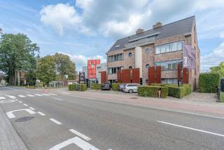 <p>Nabij de Nederlandse grens bevindt zich dit lichtrijke appartement met twee slaapkamers, gelegen op de derde verdieping van een verzorgd gebouw met lift. Het appartement combineert een aangename leefruimte met meerdere terrassen, een zolderberging en een garage met elektrische poort.</p>
<p>Bij het betreden van het appartement komt u terecht in de inkomhal. Deze geeft toegang tot een apart toilet met wastafel en een praktische berging.</p>
<p>De lichtrijke woonkamer geniet dankzij de raampartijen en de mooie plafondhoogte van een ruimtelijk en open gevoel. Er is voldoende plaats voor zowel een zithoek als een eetplaats. Vanuit de woonkamer heeft u rechtstreeks toegang tot het terras aan de achterzijde.</p>
<p>De keuken is uitgerust met Miele-toestellen. Vanuit de keuken bereikt u het terras aan de voorzijde.</p>
<p>Het appartement beschikt over twee slaapkamers. De badkamer is voorzien van een douche in bad, een dubbele wastafel en een tweede toilet.</p>
<p>Via een vlizotrap is de bergzolder bereikbaar. Hier heeft u ongeveer 30 m² extra bergruimte.</p>
<p>Daarnaast beschikt de woning over een garage met elektrische poort. Deze biedt voldoende plaats voor het parkeren van een wagen en kan bovendien gebruikt worden voor extra opslag.</p>
<p>Kortom: een ruim en comfortabel appartement op een gunstige locatie, ideaal voor wie aangenaam wil wonen nabij de Nederlandse grens.<br /><br />Servicekosten € 95.<br /><br />Voor meer info of een bezichtiging kunt u contact met ons opnemen: +32 (0) 14 65 03 79 of info@verlouwvastgoed.be.</p>
