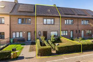 <p><span>Afspraak bezoekdag TELEFONISCH via JARI WANTE 0470/21.14.82.<br />Ontdek deze charmante woning, zeer gunstig gelegen nabij alle voorzieningen zoals scholen, winkels en openbaar vervoer, en met een vlotte verbinding naar invalswegen.<br /><br />De indeling is als volgt: inkomhal met toilet, gezellige leefruimte met aansluitend de keuken en veranda. Op de eerste verdieping vinden we twee ruime slaapkamers en een badkamer die voorzien is van een douche. Via een zoldertrap kan u naar de zolder die heel wat potentieel biedt. </span></p><p><span> </span></p><p><span>Tot slot beschikt deze woning over een droge kelder en aangename buitenruimte, ideaal om te ontspannen en genieten van de rust.<br /><br />EPC: 391 kWh/m²jaar – Label D<br />Dubbel glas met hout</span></p><p><span> </span></p><p><span>Alle documenten zijn te vinden op de website www.immo-zone.be</span></p><p><span> </span></p>