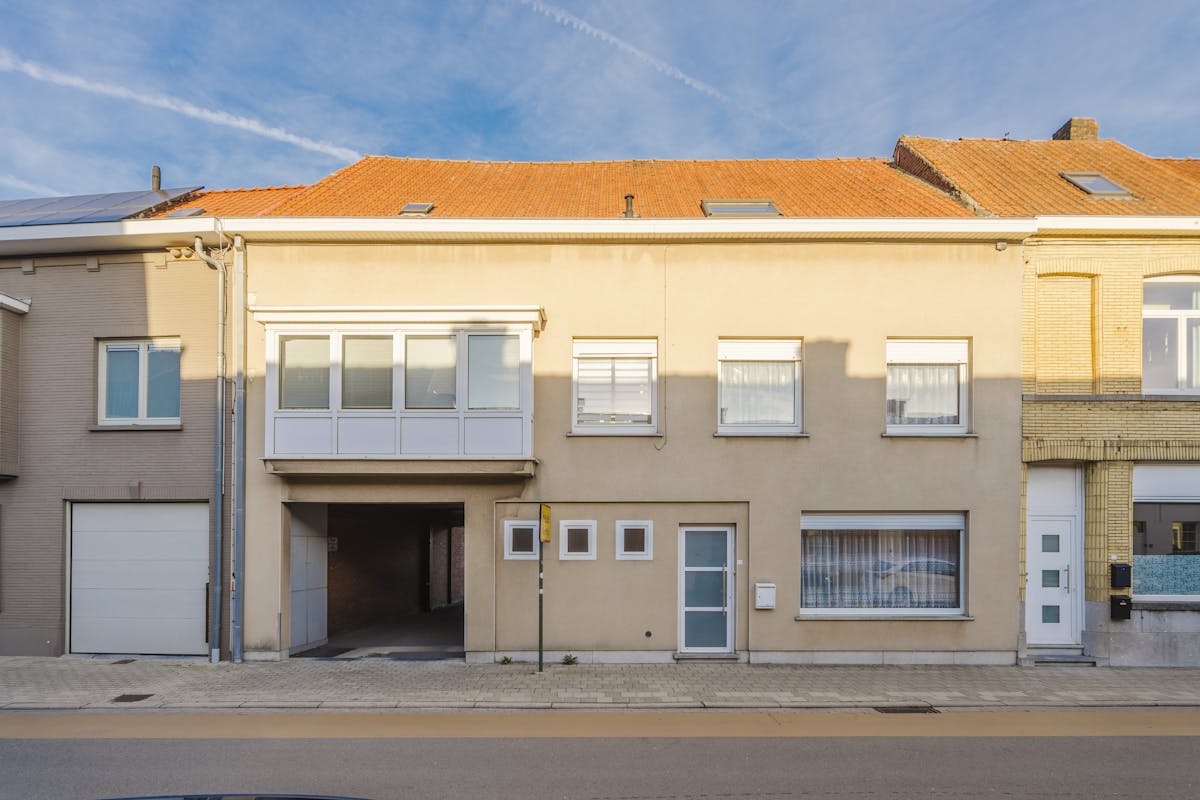 Opbrengsteigendom bestaande uit 12 garages, huis en appartement - foto 2
