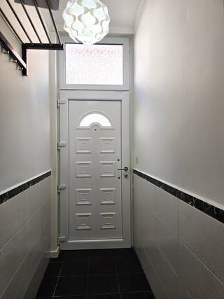 TE KOOP in Centrum Aalst nabij scholen en openbaar vervoer,met vlotte verbinding naar alle toegangswegen en op wandelafstand van de winkelstraten: Woning met 3 slaapkamers, terras/koer van 21 m² en mooi afgewerkt bijgebouw (11 m²) met potentieel. Indeling; op het gelijkvloers: inkomhal, salon/woonkamer (27 m²), hal, apart toilet, badkamer met douche, lavabomeubel, aansluiting wasmachine, eetplaats met ingerichte open keuken, koer/terras en bijgebouw. op de 1ste verdieping vinden we de masterbedroom van maar liefst 18 m², nachthal en toilet. Op de 2de verdieping bevinden zich nog 2 slaapkamers en nog een 3de toilet. De woning kreeg een nieuw dak en de 1ste en 2de verdieping zijn volledig vernieuwd aan binnenzijde. Tevens werd de woning volledig geschilderd waardoor ze effectief instapklaar is! CV op aardgas, EPC-score 'B'. elektrische keuring conform, asbestveilige woning. Interesse? Kom ze ontdekken en contacteer ons voor meer info of afspraak voor bezoek via email: info@denderimmo.be of op nr 054 50 16 50.