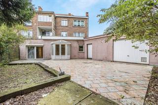Immo Pické biedt U dit zeer gunstig gelegen gelijkvloers appartement aan gelegen in de nabijheid van winkels, scholen, openbaar vervoer en de belangrijkste verbindingswegen. Het appartement bestaat uit een inkomhal, een toilet, een badkamer, een woonkamer, een keuken met eetplaats, een bureau, een slaapkamer en een wasplaats. Verder beschikt het appartement over een ruime garage en privatieve koer. Leuke weetjes: EPC C, GEEN maandelijkse lasten, individuele meters, elektriciteit CONFORM tot 2050, ...