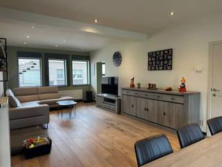 Volledig gerenoveerde hoekwoning met hoogwaardige materialen afgewerkt. De woning omvat op het gelijkvloers een ruime living met veel...