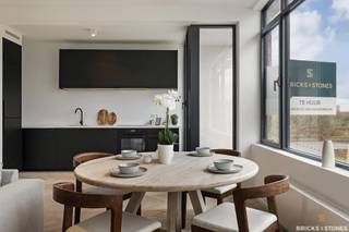 Prachtig gerenoveerd appartement in EXPO-wijk, met zicht op het Mastvest-park.<br /><br />Aparte inkomhal met vestiairemogelijkheid. Ruime en lichtrijke woon- en leefruimte (ca. 30m²) op kwalitatieve parketvloer. De grote raampartijen geven een fijn zicht over het park. Open en ingerichte keuken voorzien van keramische kookplaat, oven, koelkast en vaatwasser. Achteraan 2 slaapkamers (ca. 18 - 10 m²) eveneens op prachtige nieuwe parketvloer. Moderne badkamer voorzien van grote inloopdouche en dubbele lavabo met meubel. Apart gastentoilet. <br /><br />Dit appartement werd gerenoveerd anno 2021 en is afgewerkt met moderne, sublieme en kwalitatieve materialen. Uitstekende locatie, vlakbij park, winkels, verbindingswegen én openbaar vervoer. Beschikbaar vanaf 01/09/2026.