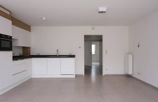 Assistentieflat te koop in de Sint-Jorisstraat te Beernem. Dit ruime appartement van 87m² maakt deel uit van de nieuwbouwresidentie Urbisol.Appartement 3.7 is een 2 slaapkamer appartement met zuidwest gerichte leefruimte en zicht op het nieuw groen uitzicht. Indeling:- ruime leefruimte met volledig ingerichte open keuken- balkon- berging- slaapkamer 1- slaapkamer 2- badkamer met inloopdouche, lavabomeubel en WC- gastentoiletDit gebouw wordt beheerd door Community Building, een betrouwbare bouwheerder/exploitant met meer dan 30 jaar ervaring!In de gelijkvloerse brasserie kun je dagelijks terecht voor een verse dagschotel. Tevens is er op het gelijkvloers een afzonderlijke ontmoetingsruimte voor de bewoners van de assistentieflats.Enkele van de vele troeven van deze investering:- energiezuinig en duurzaam materiaalgebruik- betaalbare woonunits met gegarandeerd rendement- instapklaar en volledig afgewerkt- betaalbaar alternatief voor rusthuisAlgemeen: Prijzen zijn exclusief BTW, verkooprechten, notariskosten en projectgebonden kosten voor nieuwbouw (zoals bv. kosten basisakte en aansluitingskosten)Ben je op zoek naar een uitstekende investering te koop in Beernem? Aarzel niet om ons te contacteren voor een vrijblijvende voorstelling van deze opportuniteit.